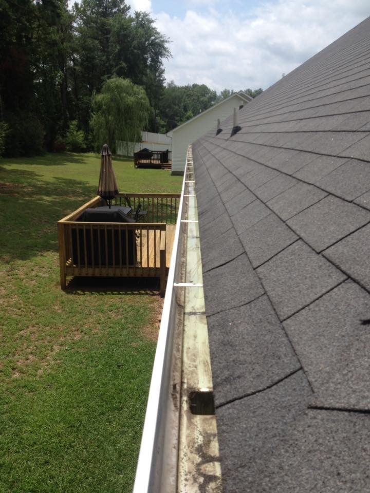 How Our Professional Gutter Cleaning Team Makes Your Gutters New Again